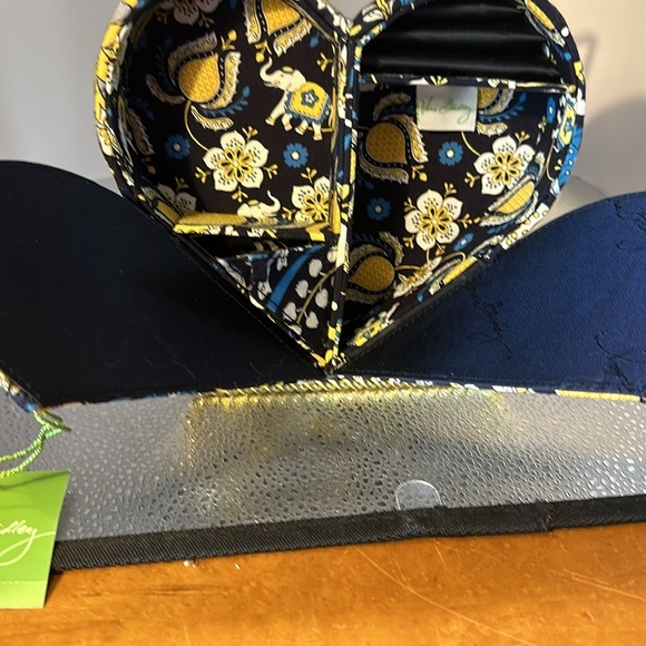 Vera Bradley from my heart Ellie blue container. Absolutely adorable.​ - Picture 3 of 8